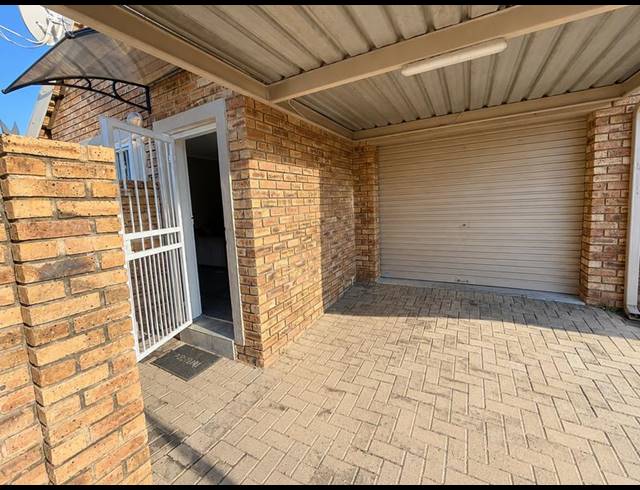3 BEDROOM HOUSE FOR SALE IN KOSMOSDAL